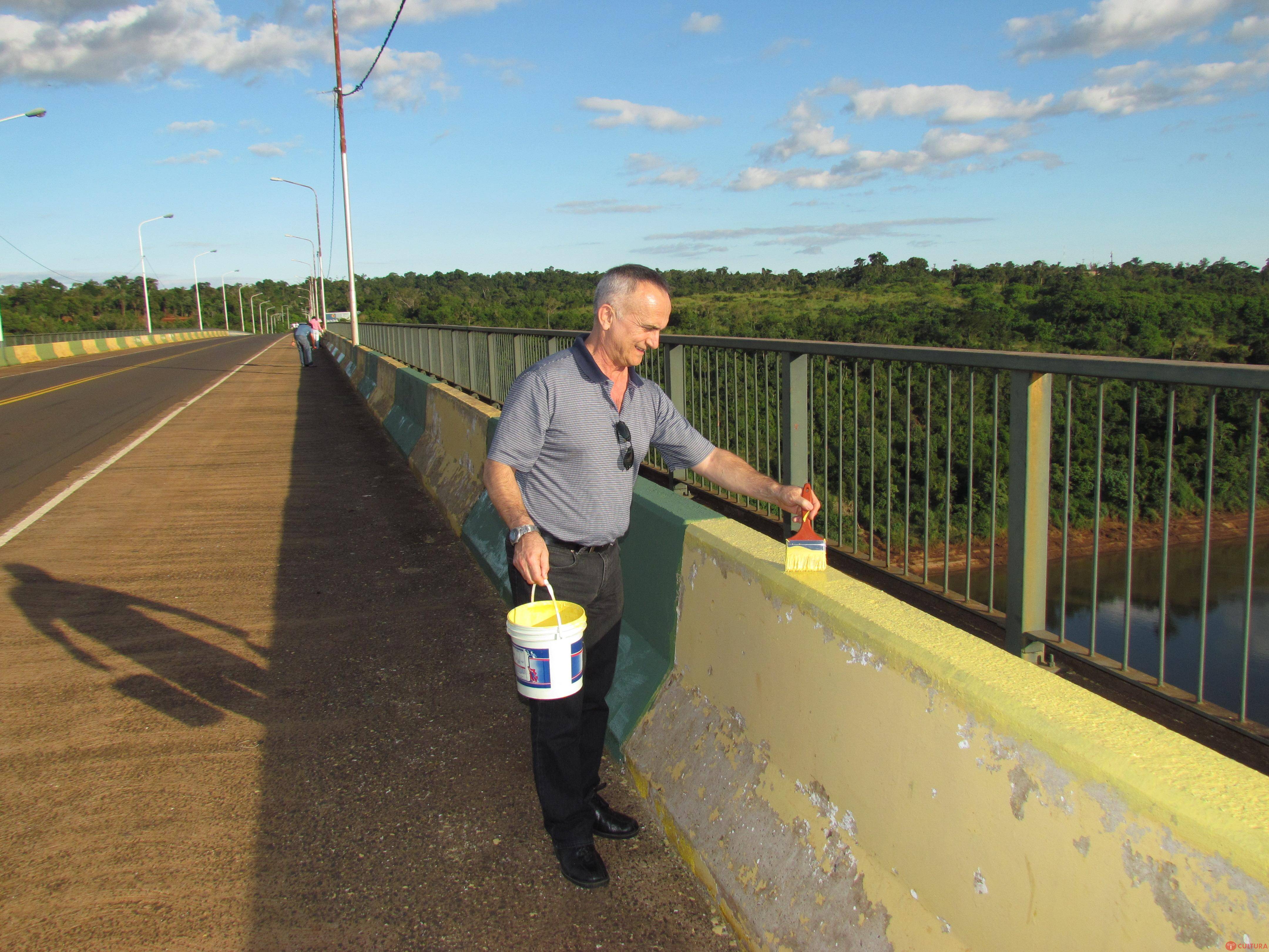 Ponte Tancredo Neves recebe nova pintura