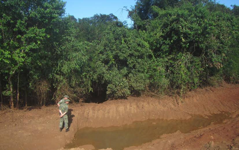 Polícia Ambiental flagra desmatamento às margens de rio