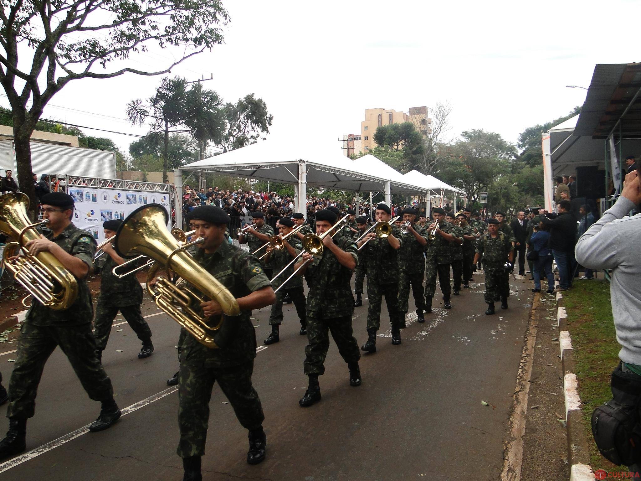 Desfile do Centenário leva milhares de pessoas à Avenida Paraná