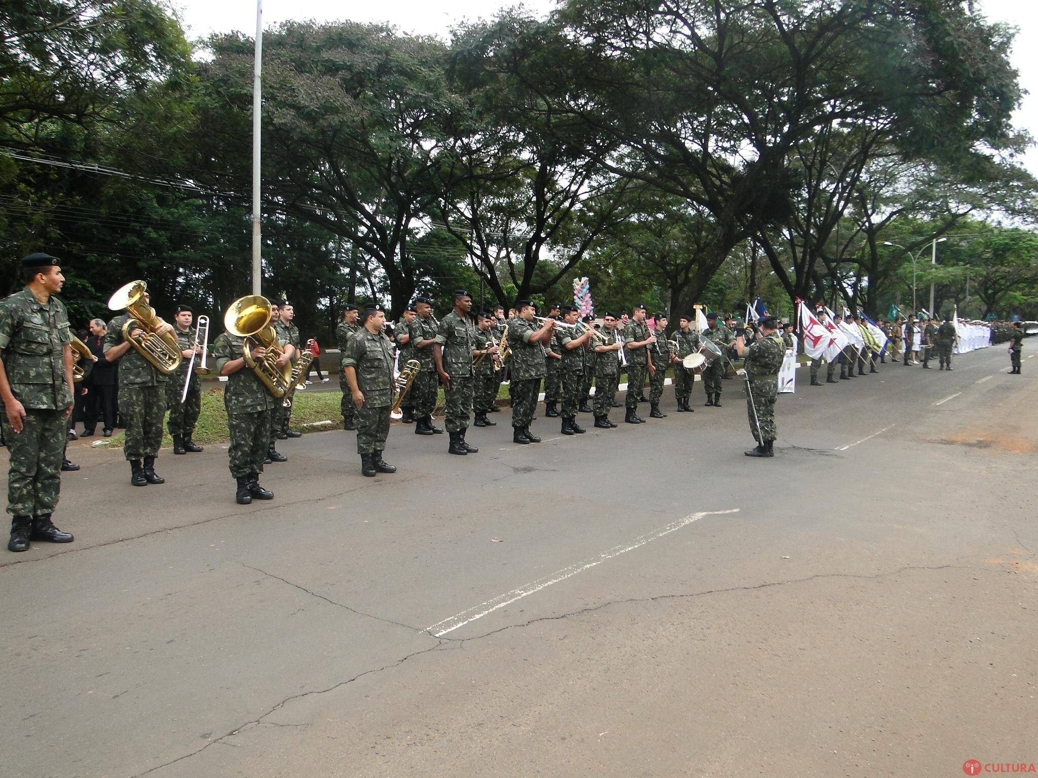 Desfile do Centenário leva milhares de pessoas à Avenida Paraná