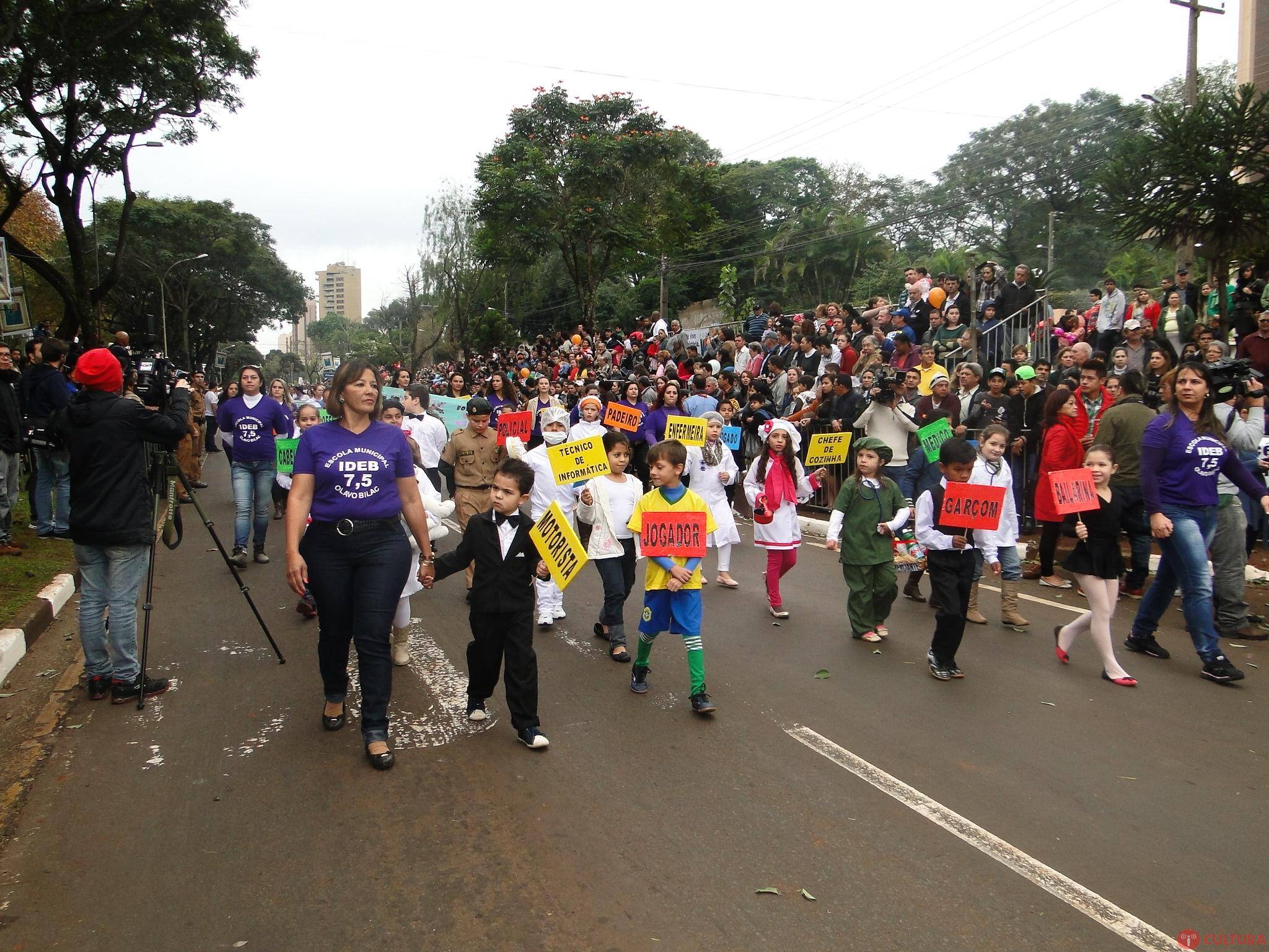 Desfile do Centenário leva milhares de pessoas à Avenida Paraná