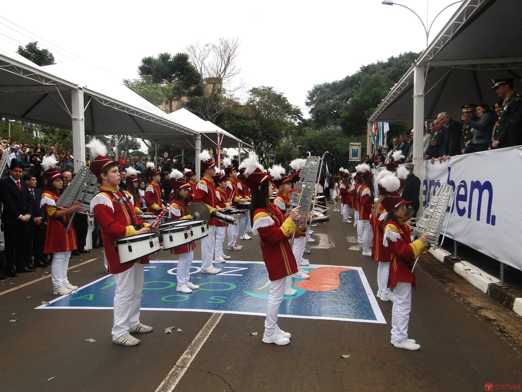 Desfile do Centenário leva milhares de pessoas à Avenida Paraná