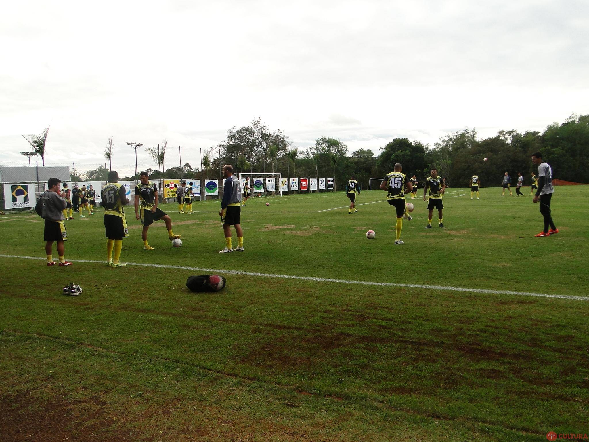 Seis jogadores do sub-18 sobem para o profissional do Foz Futebol Clube
