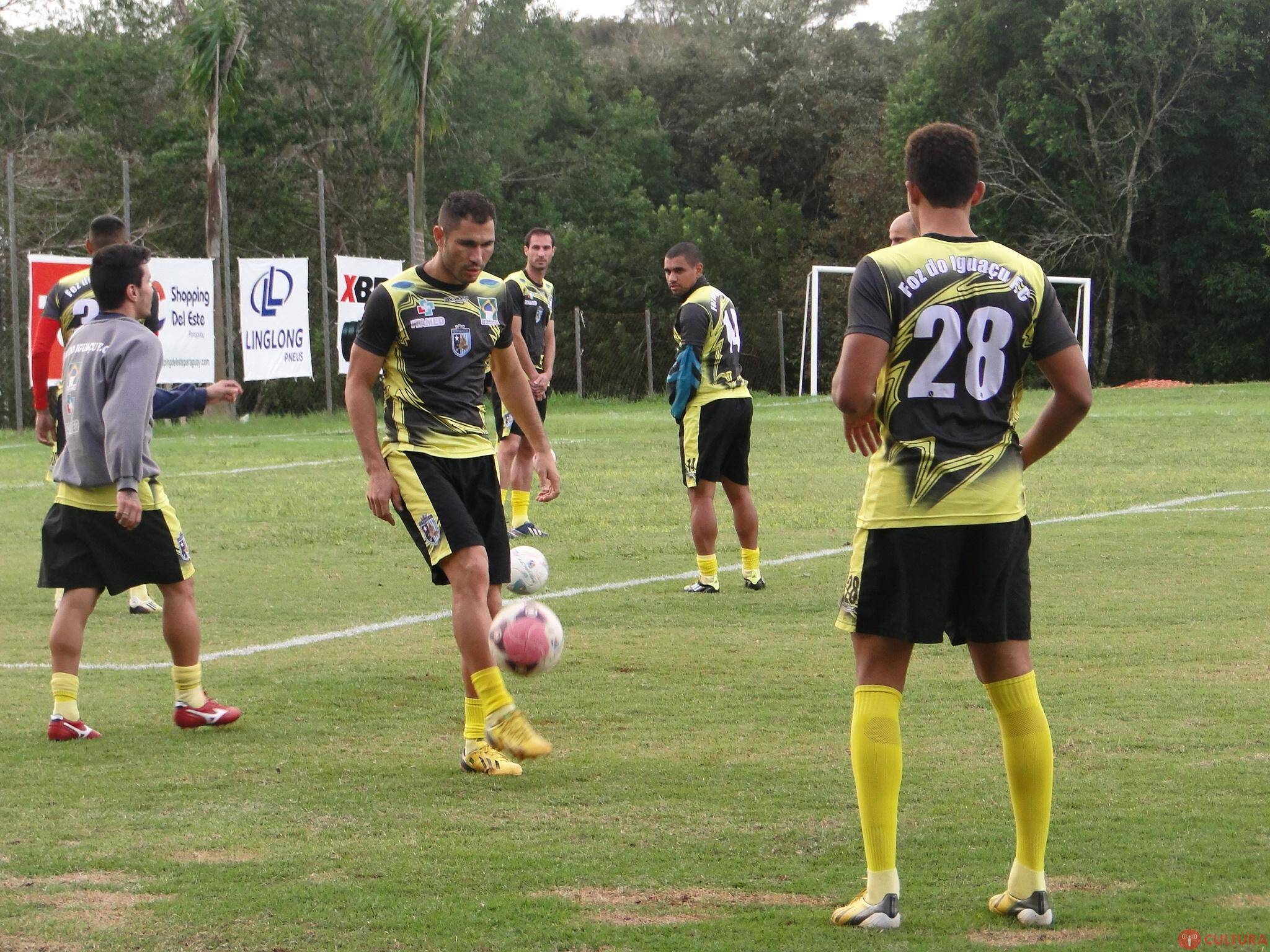 Seis jogadores do sub-18 sobem para o profissional do Foz Futebol Clube