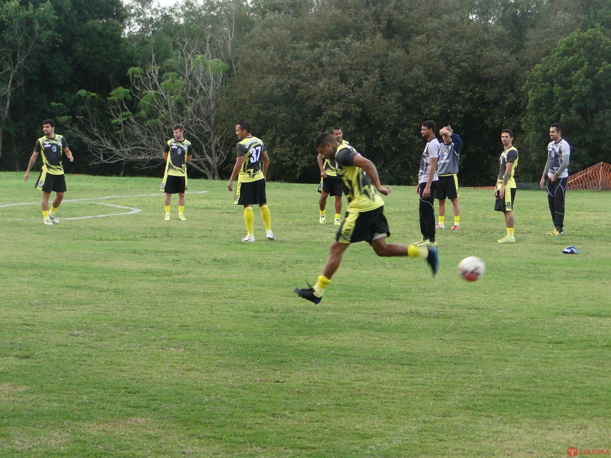 Seis jogadores do sub-18 sobem para o profissional do Foz Futebol Clube