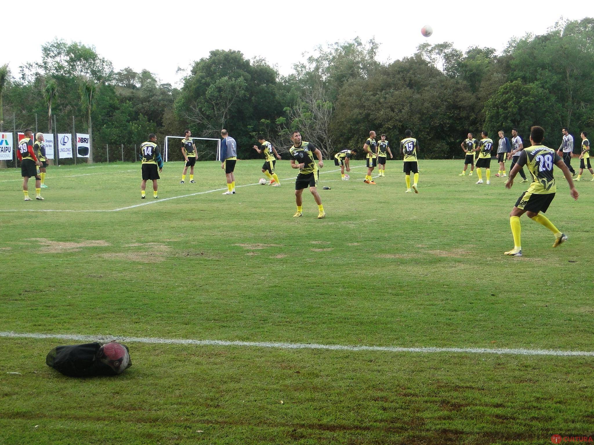 Seis jogadores do sub-18 sobem para o profissional do Foz Futebol Clube