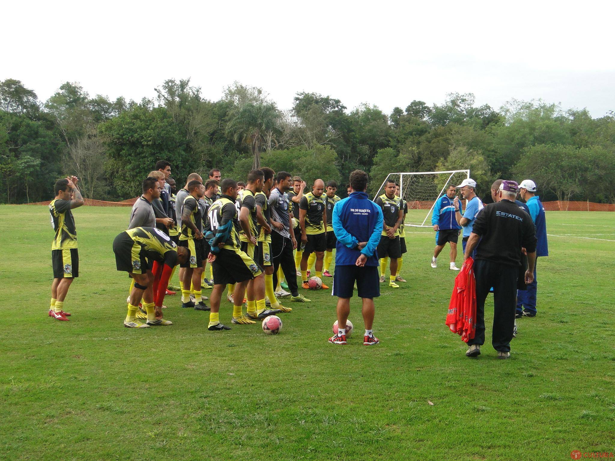 Seis jogadores do sub-18 sobem para o profissional do Foz Futebol Clube