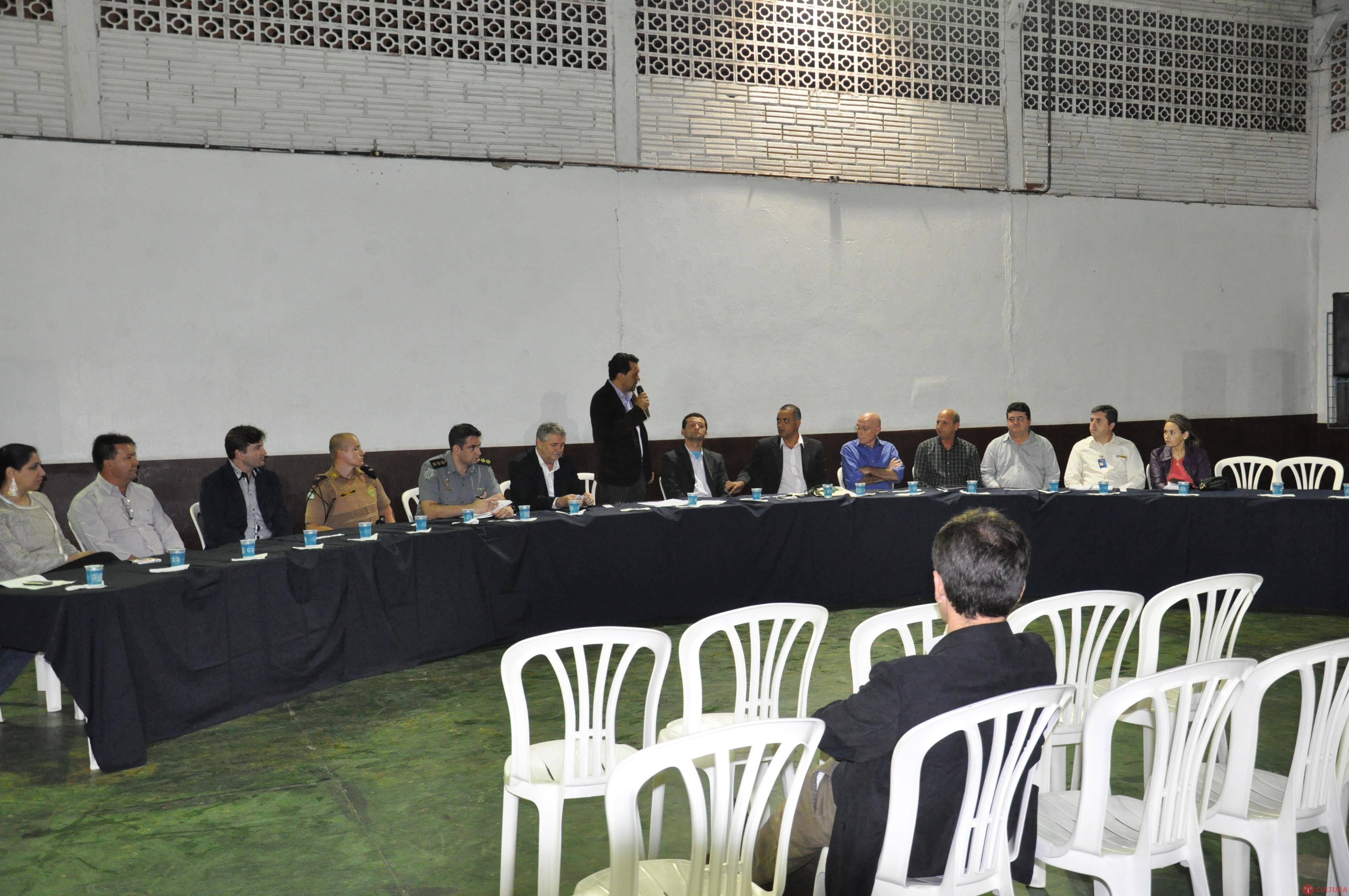 Comerciantes e autoridades discutem problemas da Vila Portes