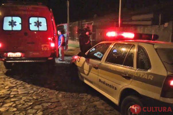 Homem é esfaqueado pela namorada