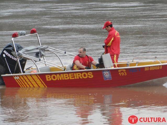 Marinha paraguaia encontra corpo de menina que caiu da Ponte da Amizade