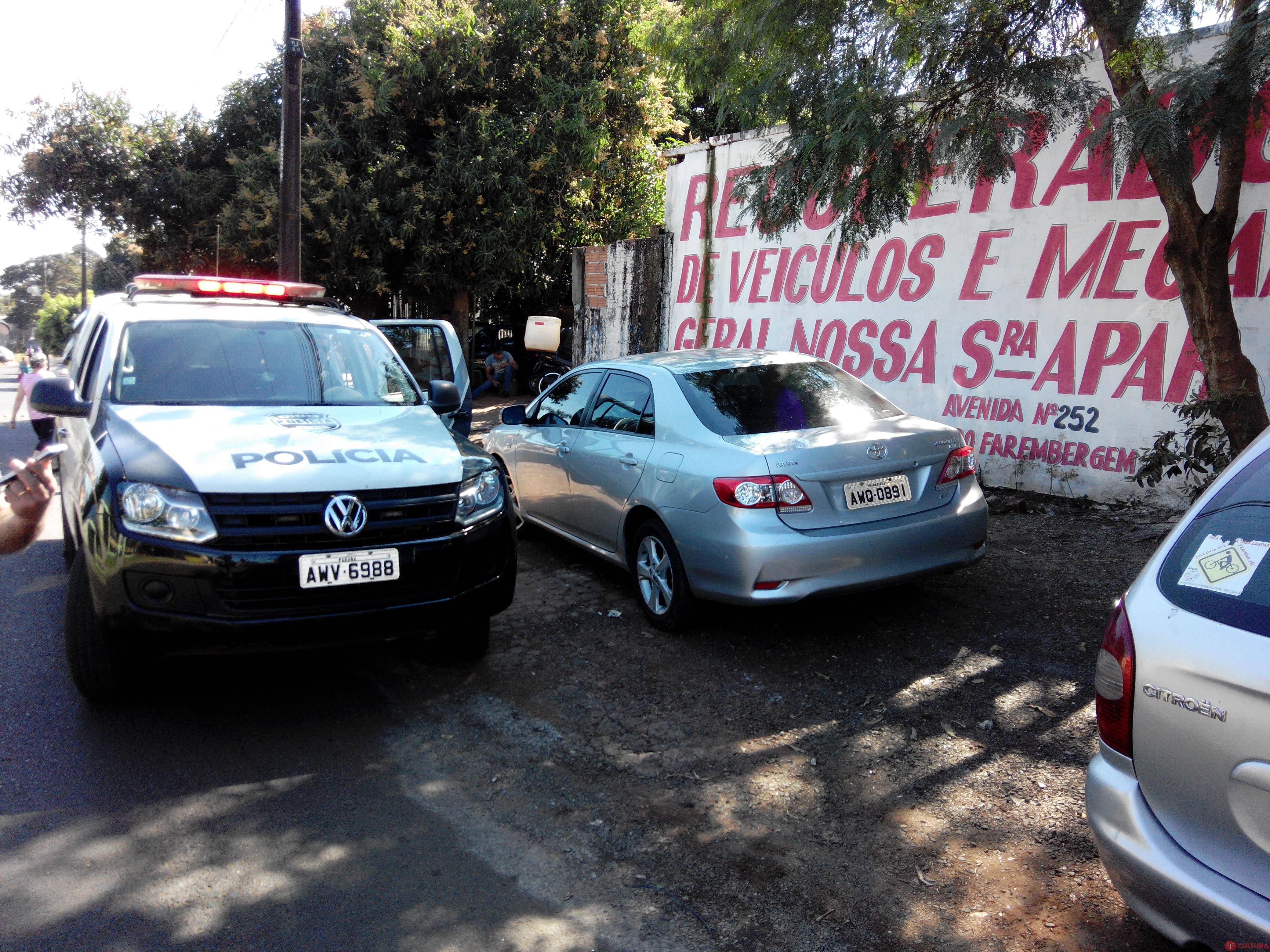 Carro é furtado e abandonado em frente a uma oficina mecânica