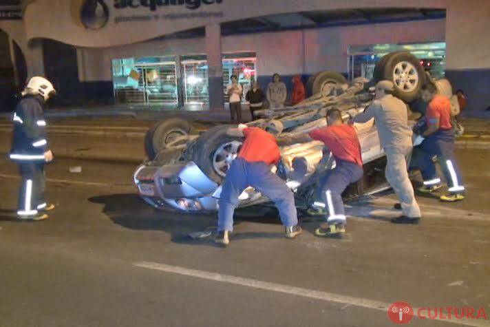 Acidente entre veículos na Avenida JK deixa um ferido
