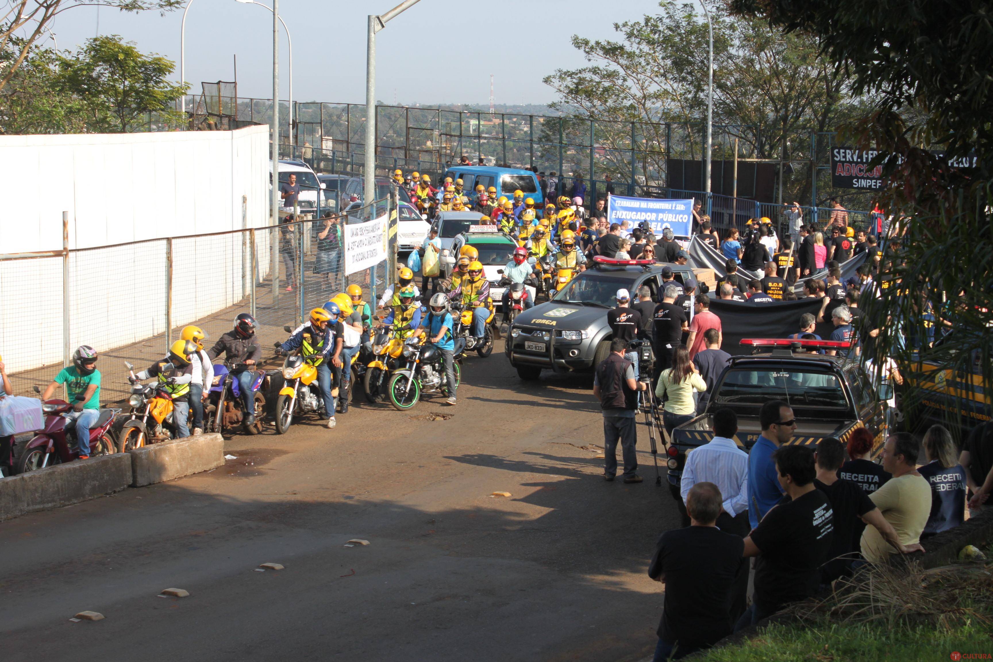 Manifestação deixa trânsito lento na Ponte da Amizade