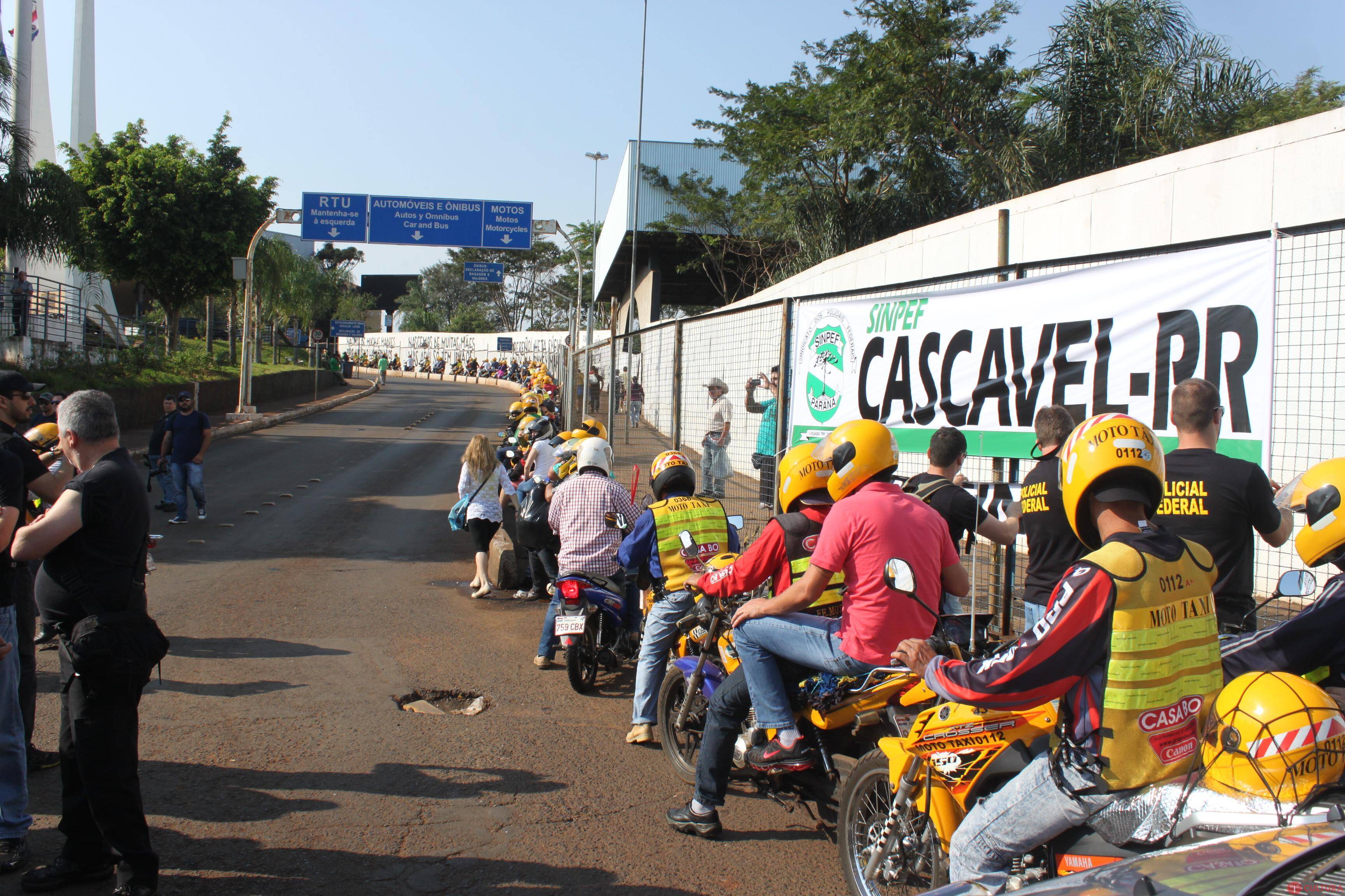 Manifestação deixa trânsito lento na Ponte da Amizade