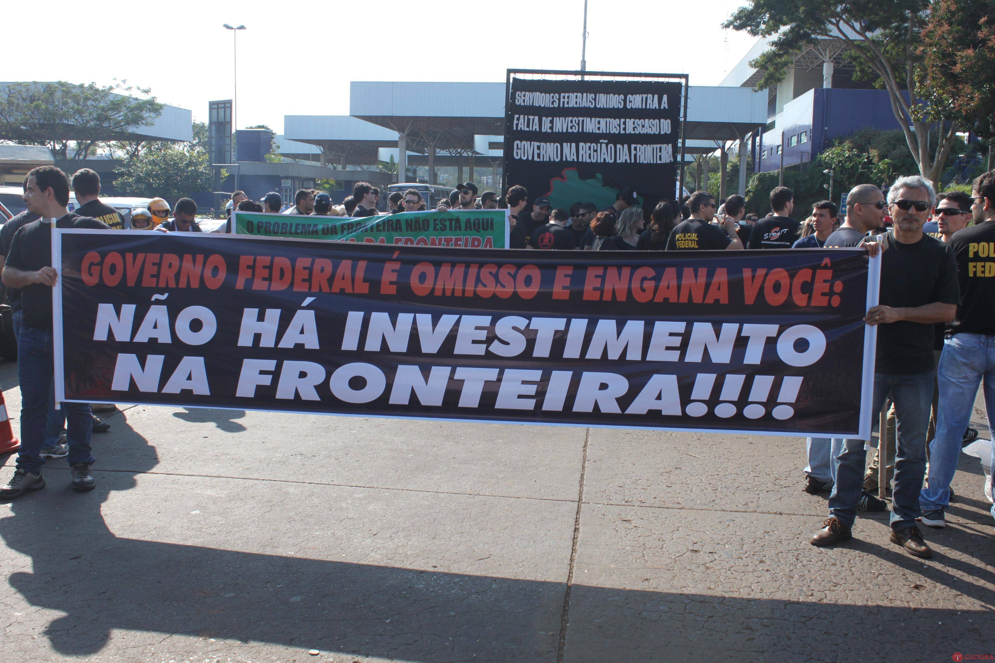 Manifestação deixa trânsito lento na Ponte da Amizade