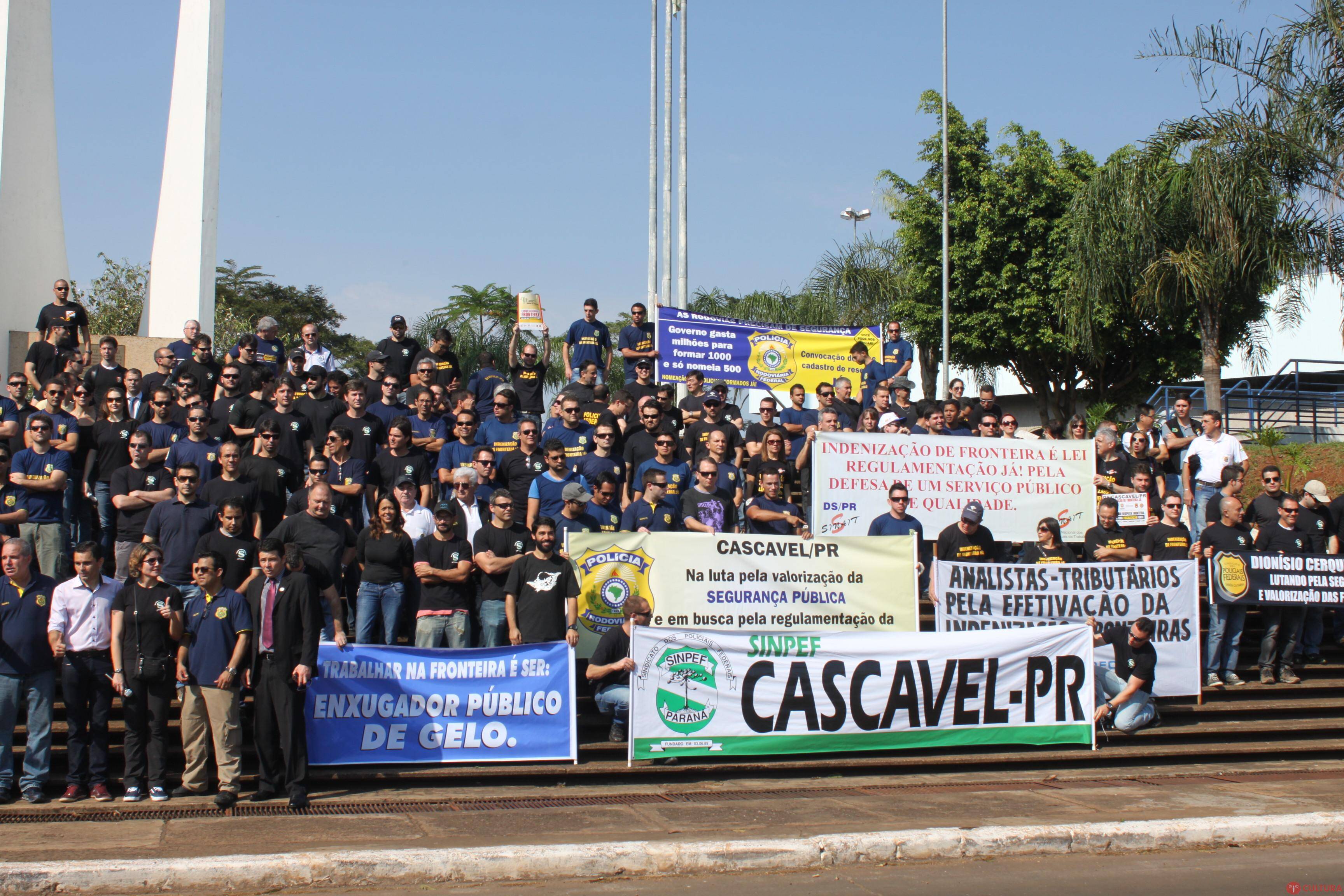 Manifestação deixa trânsito lento na Ponte da Amizade