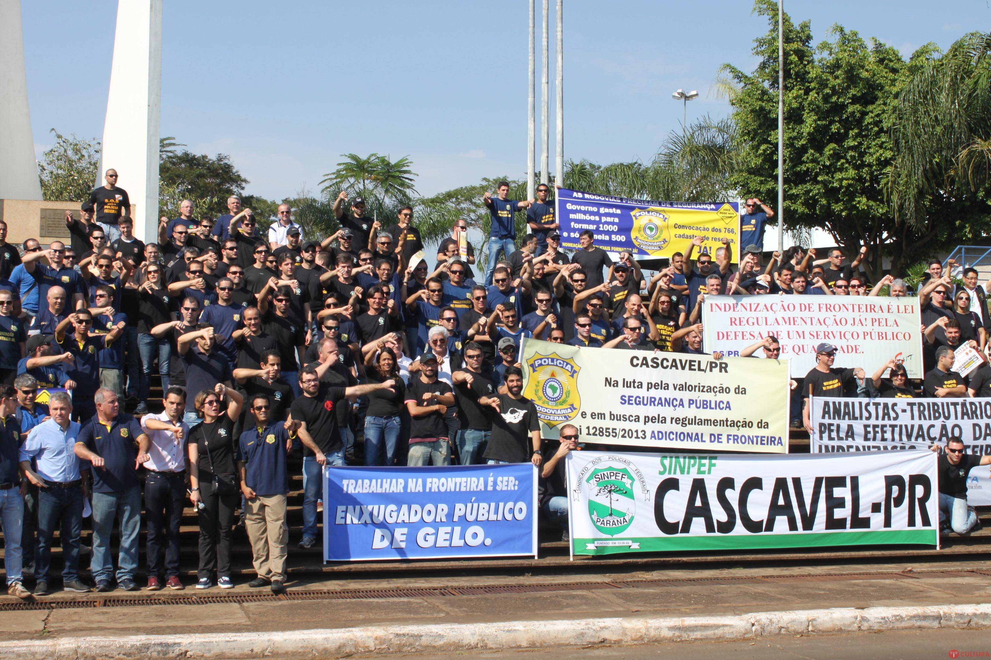Manifestação deixa trânsito lento na Ponte da Amizade
