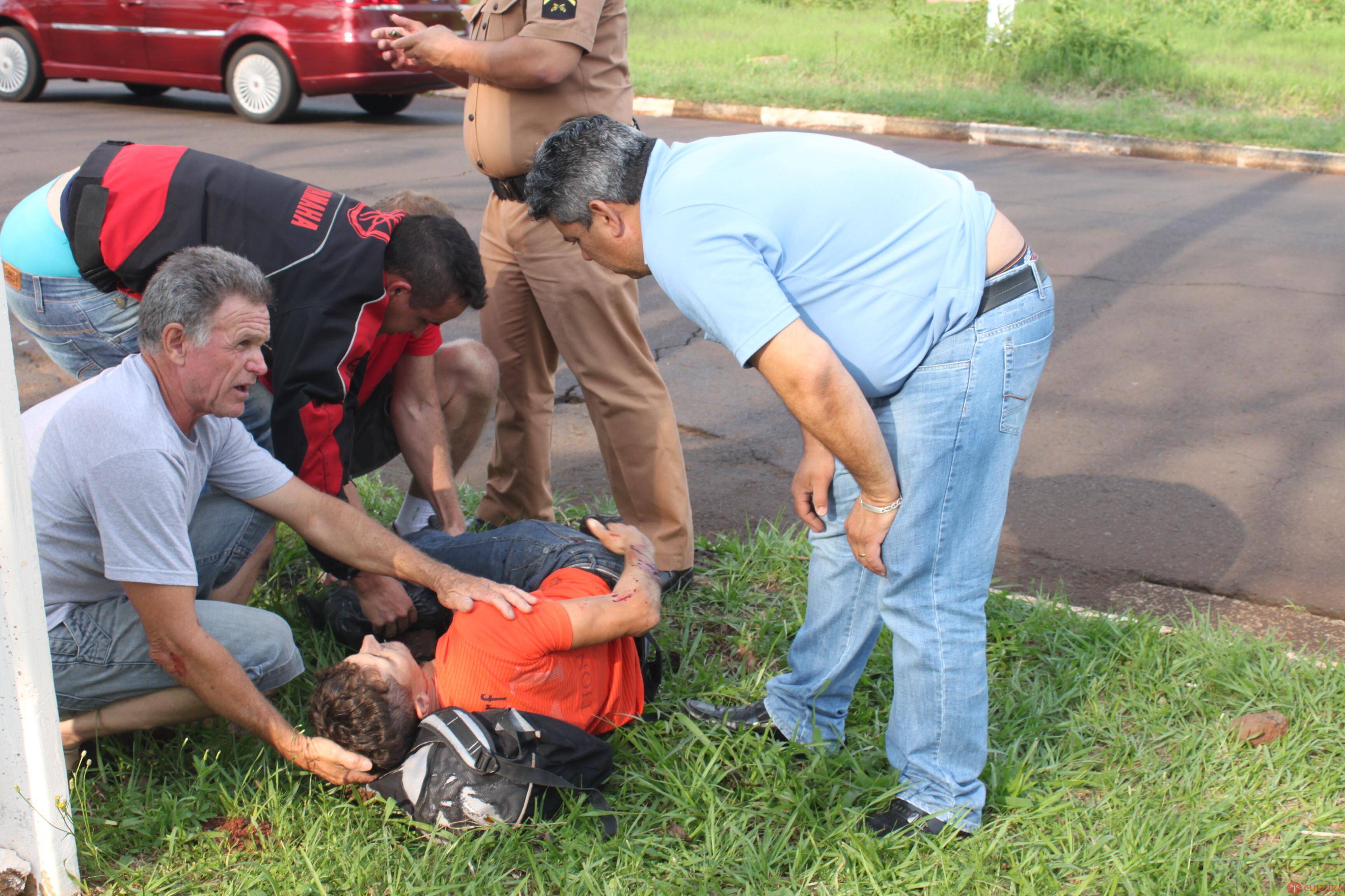 Motociclista sofre fratura na perna após colisão contra veículo
