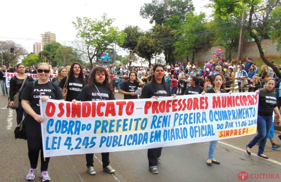 Professores realizam assembleia para decidir sobre greve