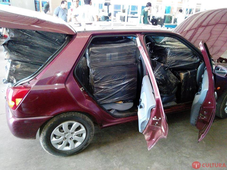 Carro é flagrado carregado com cigarros