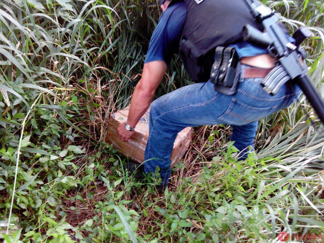 Suspeitos abandonam 30 quilos de maconha e fogem da polícia