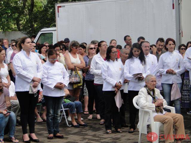 Dia de finados leva multidão aos cemitérios de Foz