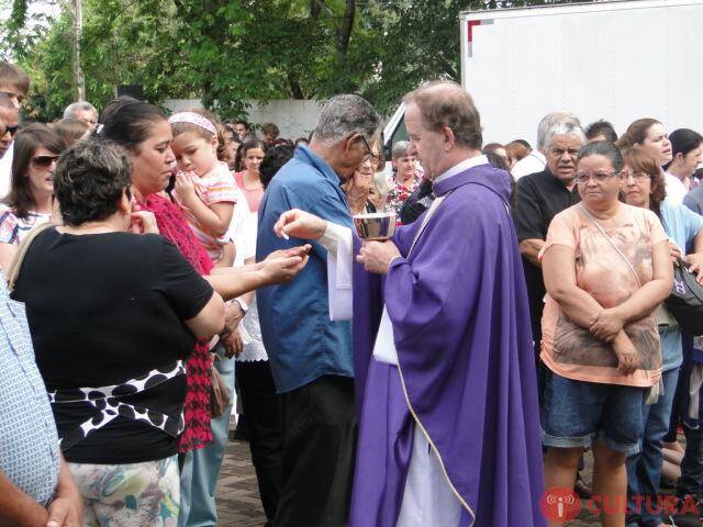 Dia de finados leva multidão aos cemitérios de Foz