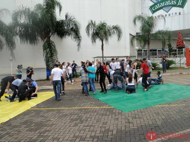 Forças de segurança simulam acidente em frente a shopping