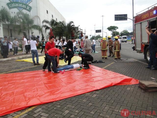Forças de segurança simulam acidente em frente a shopping