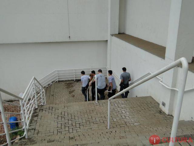 Forças de segurança simulam acidente em frente a shopping