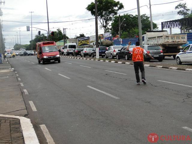 Forças de segurança simulam acidente em frente a shopping