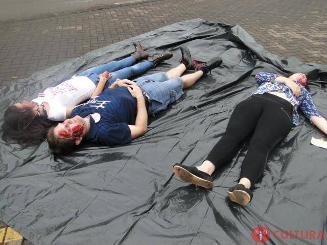 Forças de segurança simulam acidente em frente a shopping