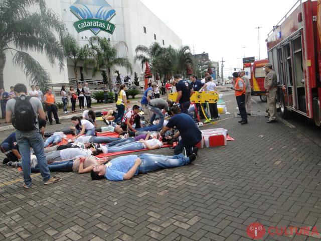 Forças de segurança simulam acidente em frente a shopping
