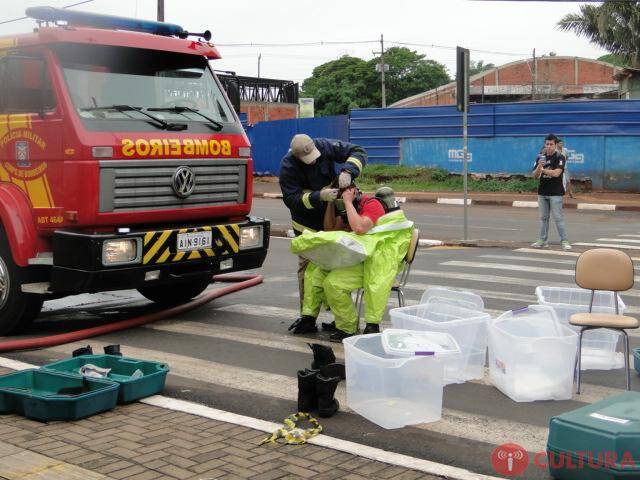 Forças de segurança simulam acidente em frente a shopping