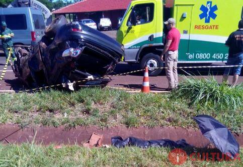 Capotamento deixa feridos e vítima fatal na BR 277