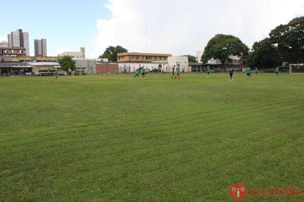 Atletas da base do Foz FC treinam no Guairacá