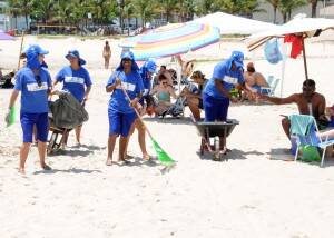 População aprova a limpeza na faixa de banho, no Litoral. Foto: Sanepar