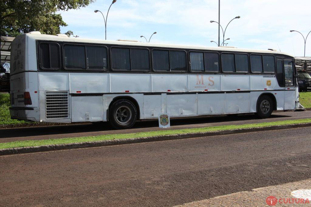PF apreende ônibus carregado com contrabando