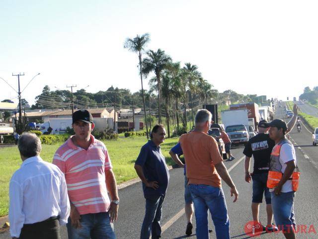 Caminhoneiros bloqueiam tráfego de cargas na entrada de Foz