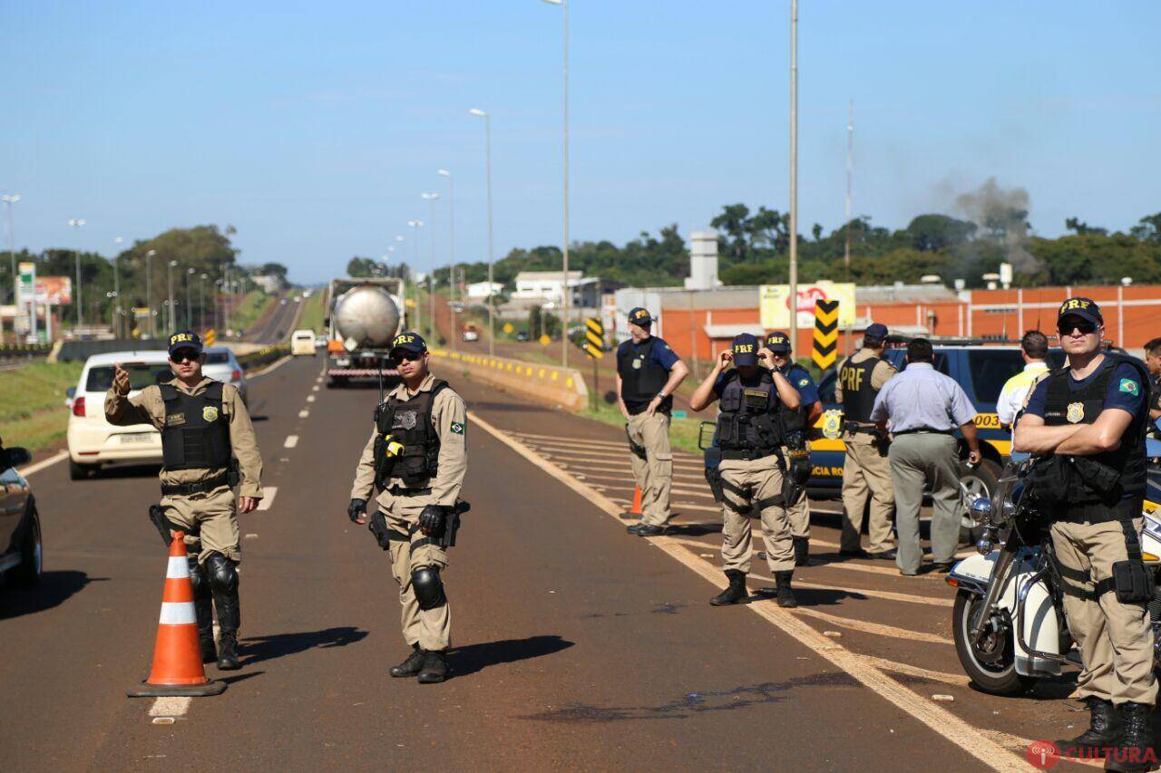 Caminhoneiros liberam passagem na BR-277 em Medianeira