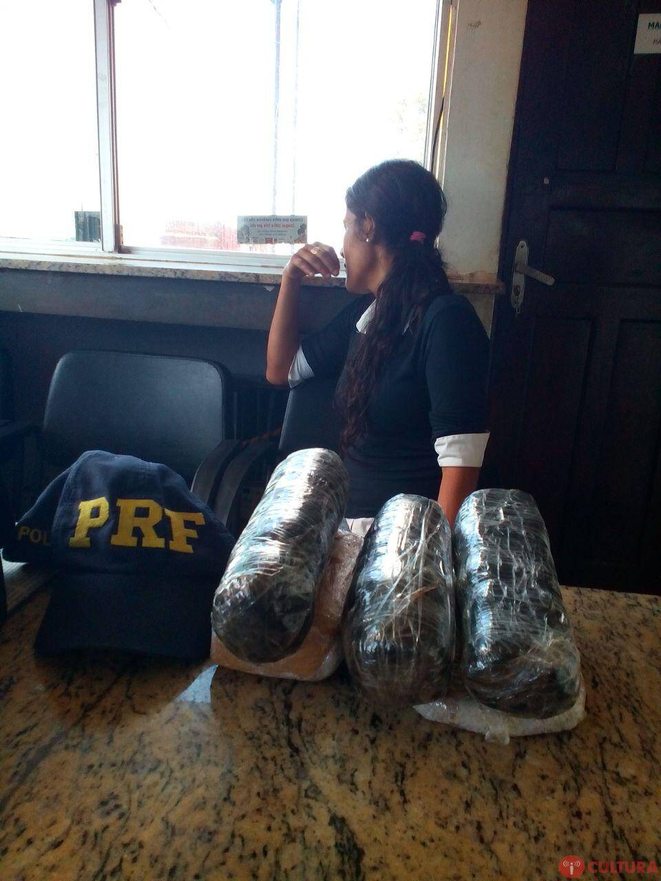 Mulher é presa pela PRF transportando drogas