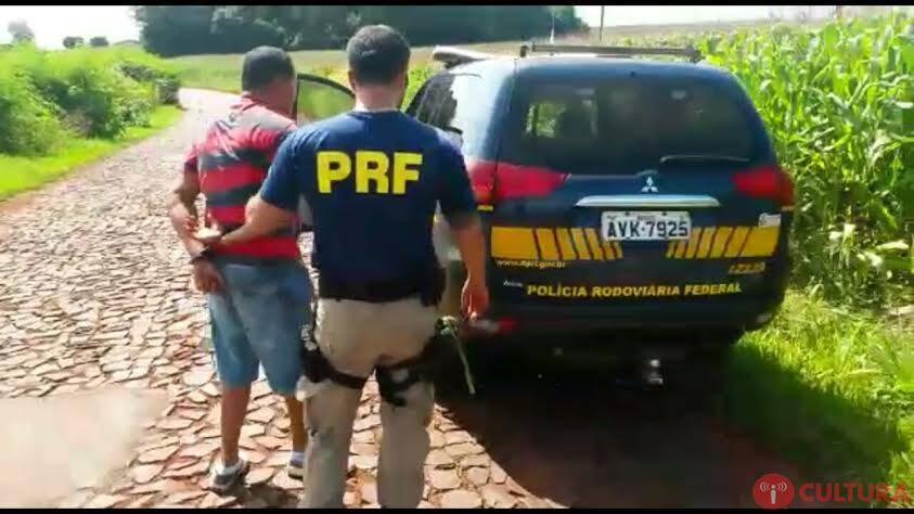 Motorista capota o carro ao tentar fugir da PRF