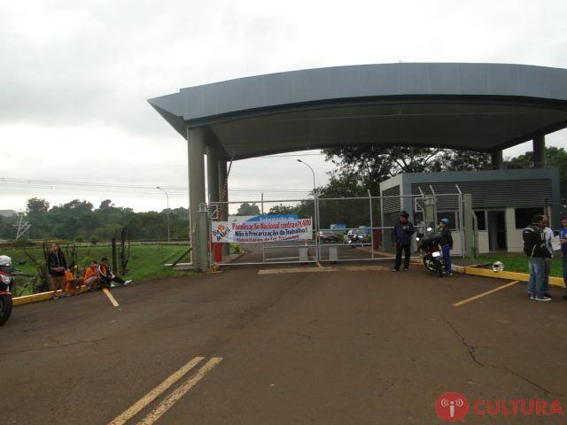 Funcionários de Itaipu protestam contra projeto de terceirização