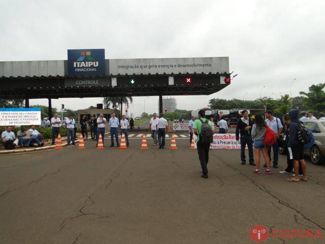 Funcionários de Itaipu protestam contra projeto de terceirização