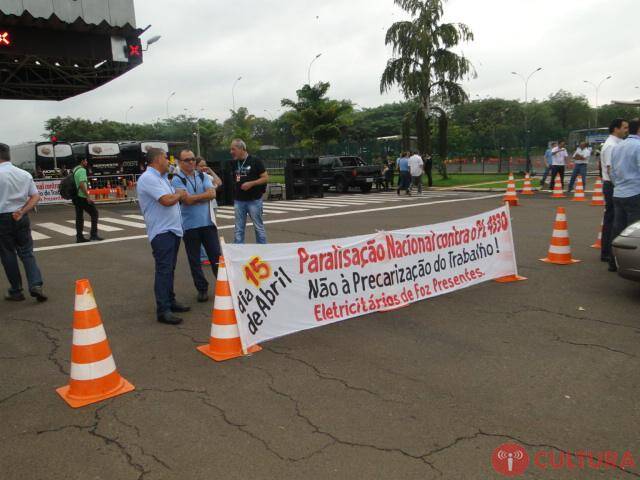Funcionários de Itaipu protestam contra projeto de terceirização