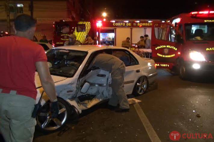 Acidente deixa três feridos no centro