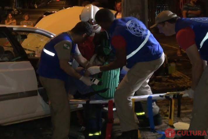 Acidente deixa três feridos no centro