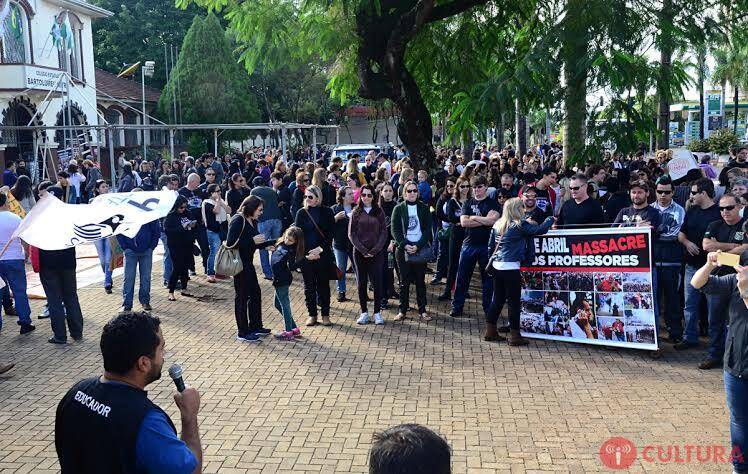 Educadores realizaram ato público em repúdio ao confronto do dia 29 de abril