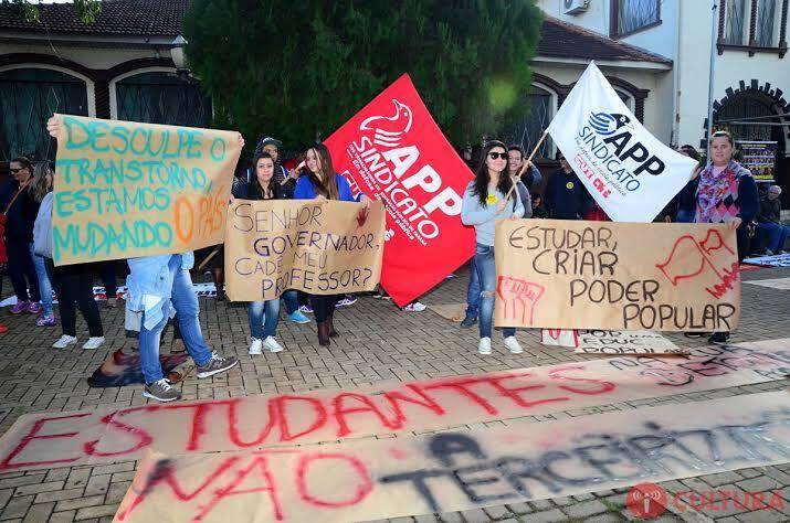 Educadores realizaram ato público em repúdio ao confronto do dia 29 de abril