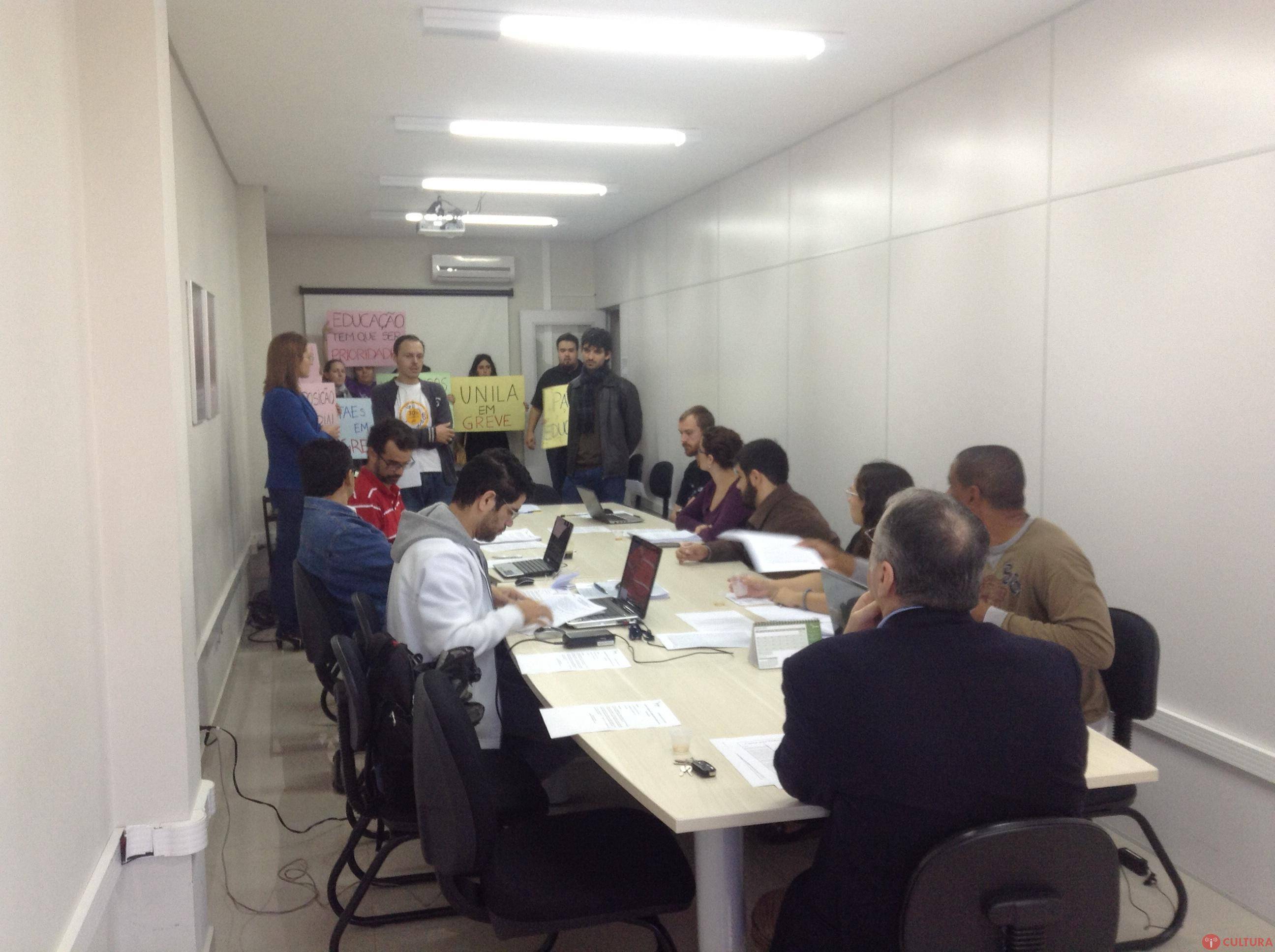 Servidores da UNILA iniciam greve com atos públicos e caminhada